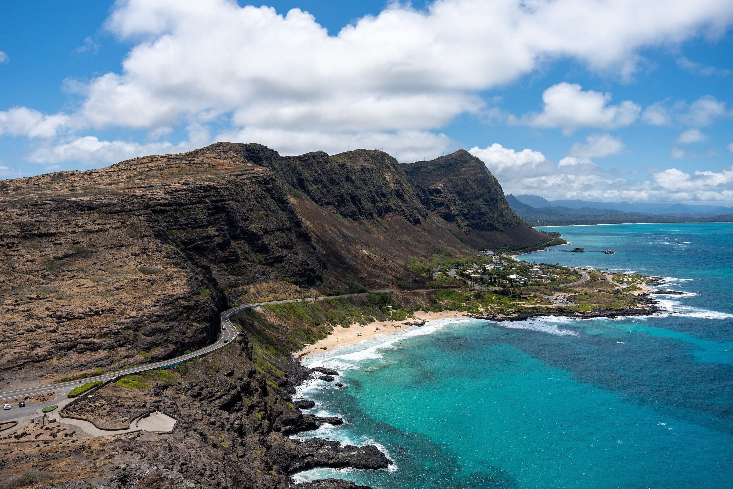 Turquoise water and the Makapuʻu coastline on Oʻahu's southeast shore